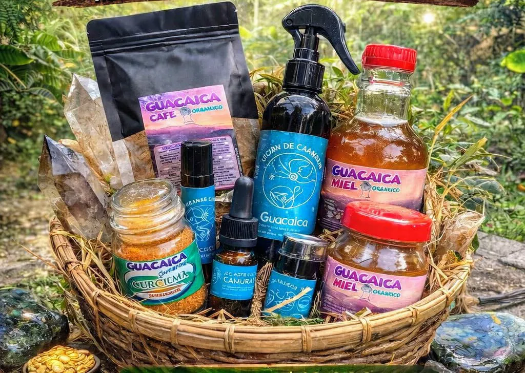 Ancheta de productos orgánicos Guacaica: café, miel, cúrcuma y línea de bienestar en cesta de mimbre.